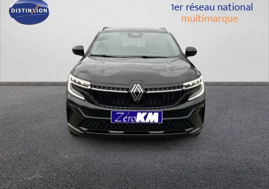 Vue frontale d'un Renault Espace 2025 noir étoile métal avec calandre distinctive et feux LED allumés.