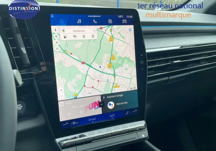 Écran tactile central affichant une carte GPS dans l'habitacle noir du Renault Espace 2025 côté droit.