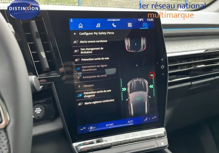 Écran tactile central affichant les aides à la conduite dans l'habitacle du Renault Espace noir étoile métal 2025.
