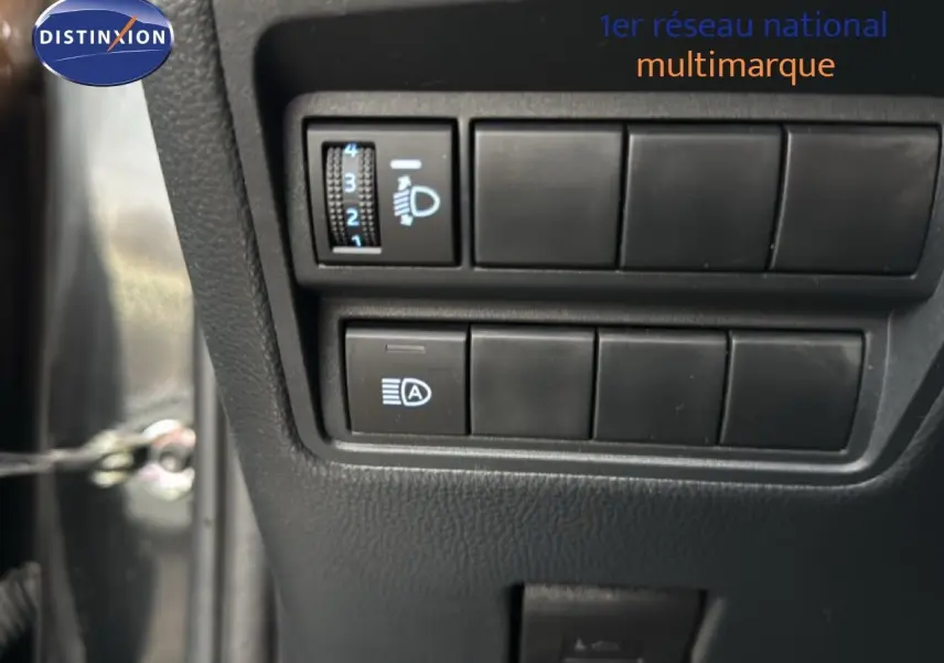 Gros plan sur les commandes d'éclairage du tableau de bord d'une Toyota Yaris Cross 116h Design noire de 2023.