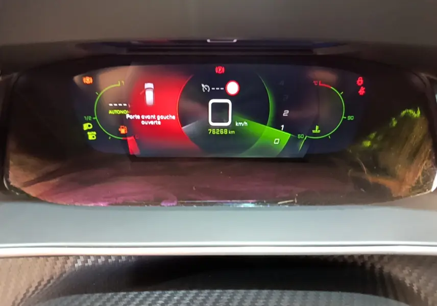 Tableau de bord numérique de Peugeot 208 GT Line 2020 affichant porte avant gauche ouverte et compteur à zéro km/h.