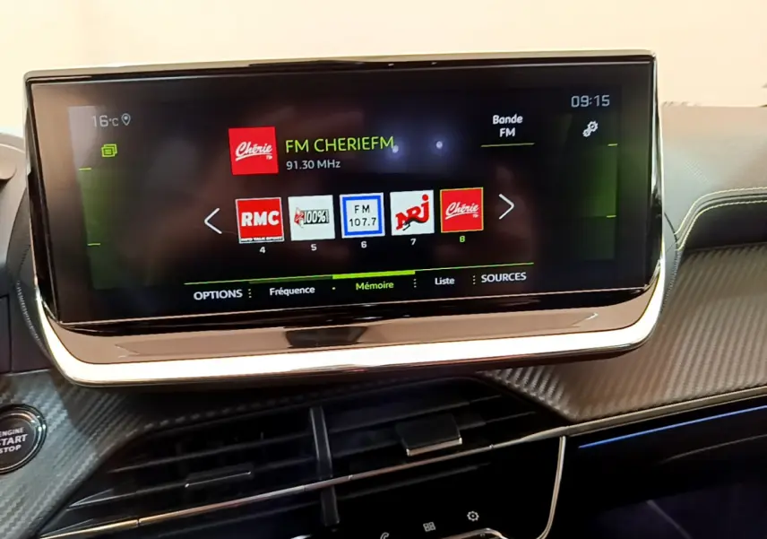 Écran tactile 10 pouces du tableau de bord du Peugeot 208 GT Line 2020 affichant les stations radio FM.