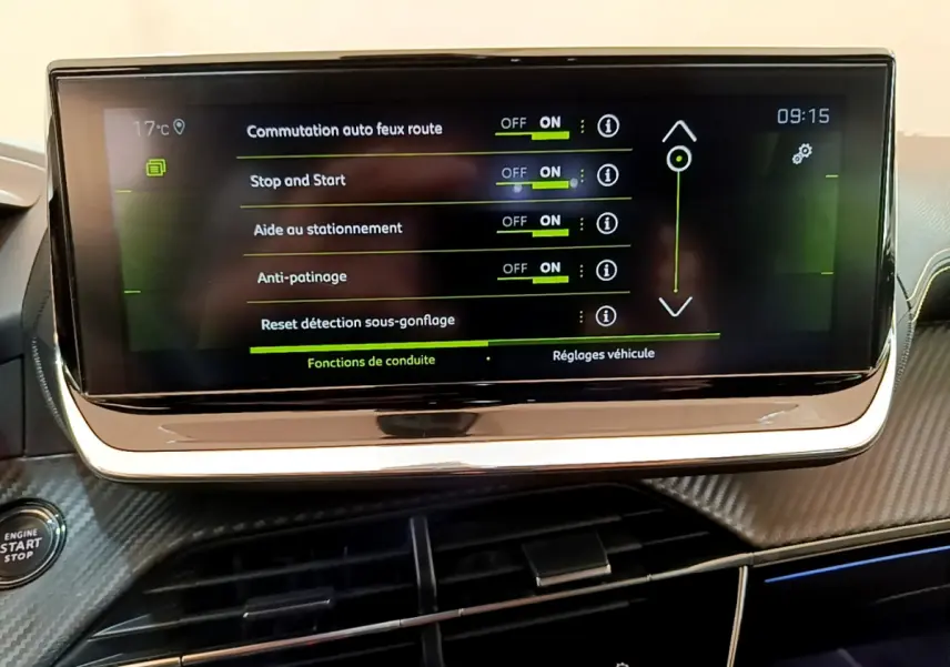 Écran tactile central affichant les réglages de conduite dans l'habitacle d'une Peugeot 208 rouge GT Line 2020.