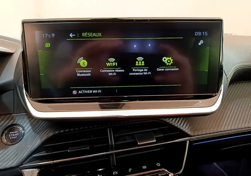 Écran tactile central affichant les options Wi-Fi dans l’habitacle noir du Peugeot 208 GT Line 2020.