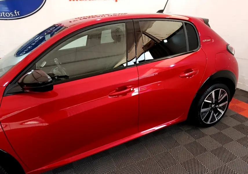 Profil droit de la Peugeot 208 GT Line rouge 2020 avec jantes alliage et rétroviseurs noirs brillants.