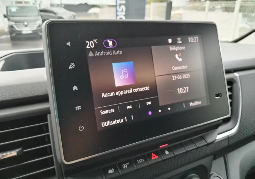 Écran tactile central affichant Android Auto dans l'habitacle du Nissan Primastar blanc, vue intérieure frontale.