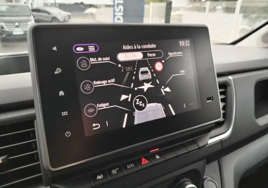 Écran tactile intérieur du Nissan Primastar blanc 2025 montrant les aides à la conduite sur le tableau de bord.