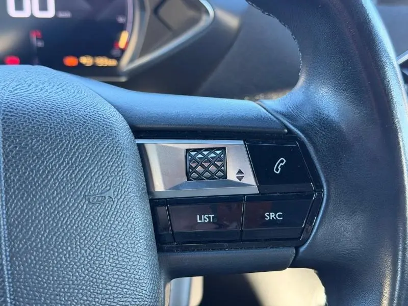 Gros plan sur les commandes noires et argentées du volant du DS3 Crossback PureTech 100ch Chic 2020, côté droit.