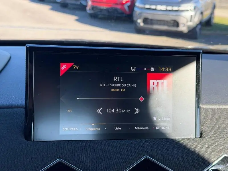 Écran tactile central du DS3 Crossback PureTech 100ch Chic 2020 affichant la radio RTL à 104,3 MHz en intérieur noir.
