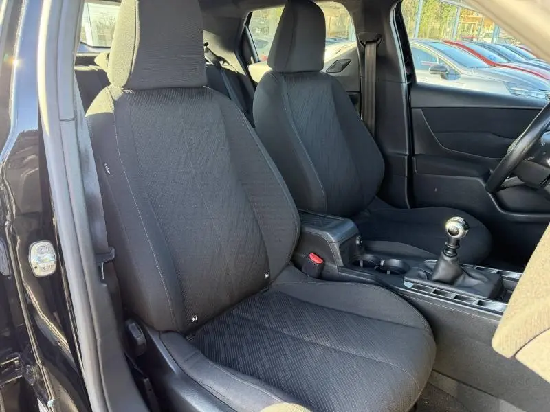 Vue intérieure côté conducteur de la DS3 Crossback 2020 avec sièges tissu noir et levier de vitesse manuel visible.