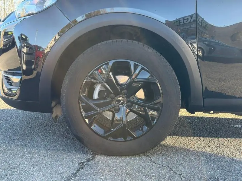 Gros plan sur la roue avant gauche noire brillante du DS3 Crossback PureTech 100ch Chic 2020, carrosserie noire.