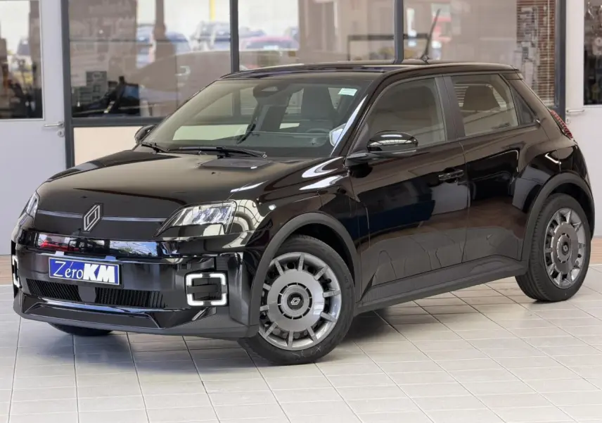 Renault R5 E-Tech électrique noir étoilé vue 3/4 avant droit avec signature lumineuse full LED et jantes acier 18 pouces.