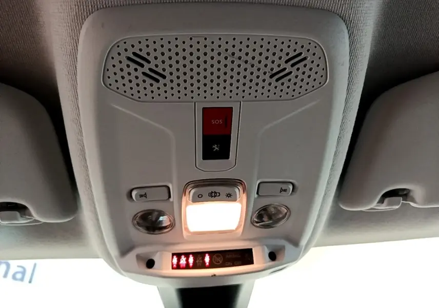 Vue intérieure du plafonnier avant blanc avec éclairage et bouton SOS du Peugeot 208 PureTech 100 S&S Allure Business 2021.