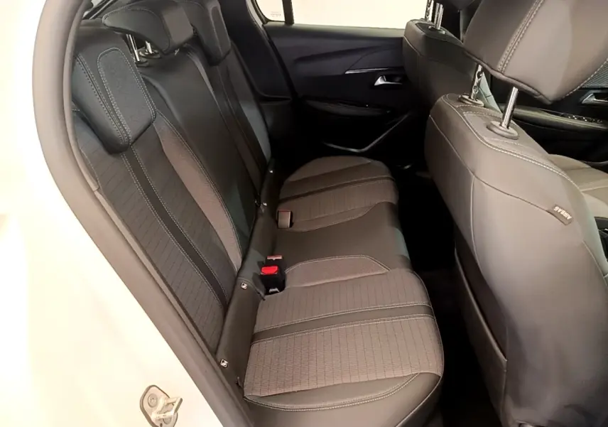 Vue intérieure côté gauche des sièges arrière noirs en tissu et cuir du Peugeot 208 blanc PureTech 100 S&S Allure Business 2021.