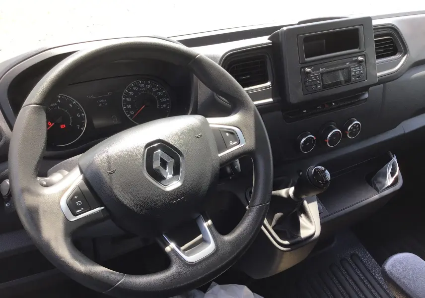 Vue intérieure du tableau de bord et volant noir du Renault Master Châssis Cabine 2024 avec levier de vitesses manuel.