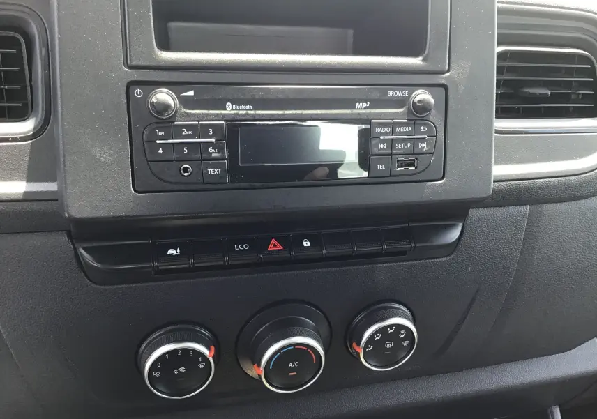 Tableau de bord intérieur du Renault Master Châssis Cabine 2024, avec commandes climatisation et radio intégrée.
