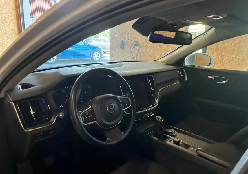Intérieur noir de la Volvo V60 D3 2020, vue côté conducteur avec tableau de bord et volant multifonction.
