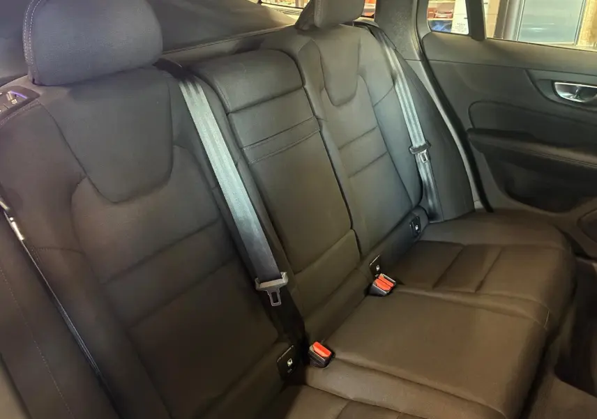Vue intérieure côté droit des sièges arrière noirs en tissu du Volvo V60 D3 2020, avec ceintures de sécurité visibles.