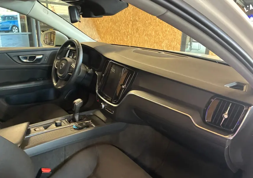 Intérieur noir de la Volvo V60 D3 2020, vue côté conducteur avec tableau de bord et console centrale moderne.