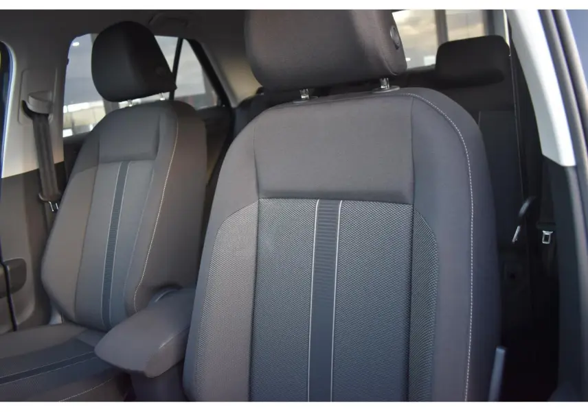 Gros plan sur les sièges avant en tissu noir titane et gris du Volkswagen T-Roc 2025, intérieur lumineux.