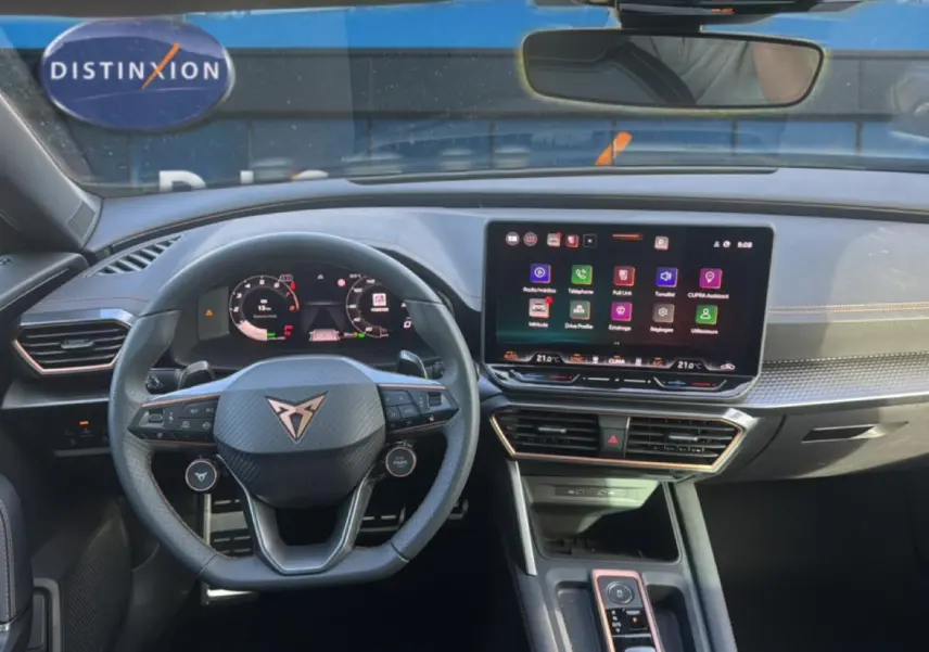 Vue intérieure avant du CUPRA Formentor bleu fjord 2026, volant sport multifonction et écran tactile central lumineux.