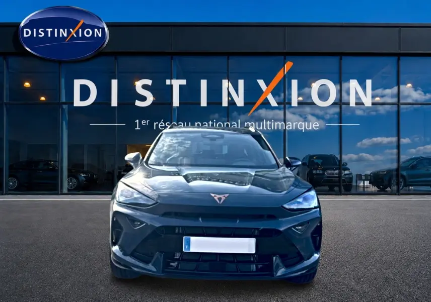 Vue avant d'un CUPRA Formentor bleu fjord 2026, avec logo distinctif et calandre sportive, devant une vitrine Distinxion.