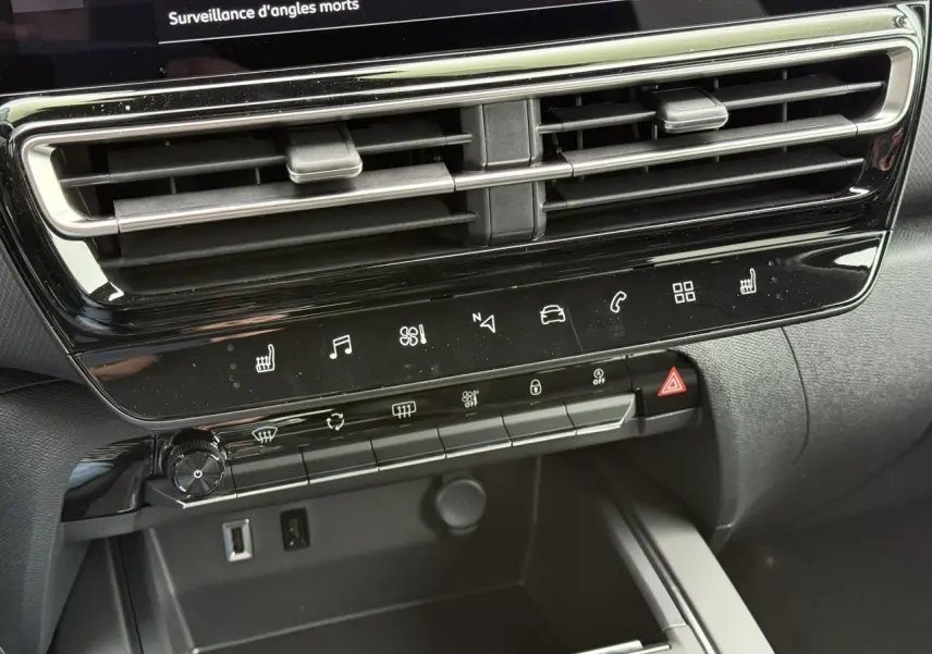 Vue rapprochée de la console centrale du Citroën C5 Aircross 2025, avec commandes tactiles et aérateurs noirs brillants.