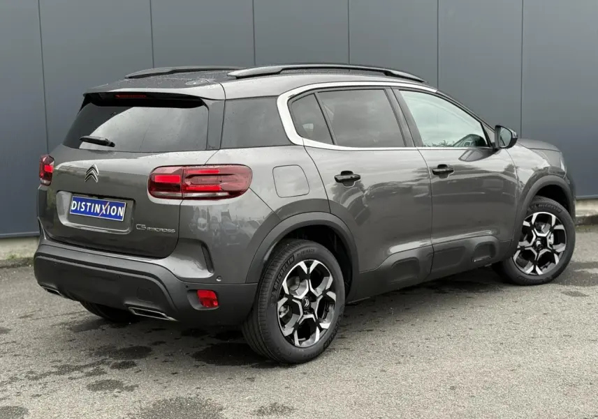 Vue 3/4 arrière droite du Citroën C5 Aircross gris Platinium avec jantes alliage bicolores et toit noir Perla Nera.