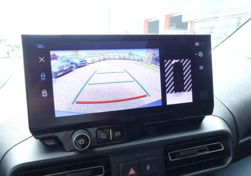 Écran tactile du tableau de bord du Peugeot Partner XL 2025 montrant la caméra de recul et l'aide au stationnement