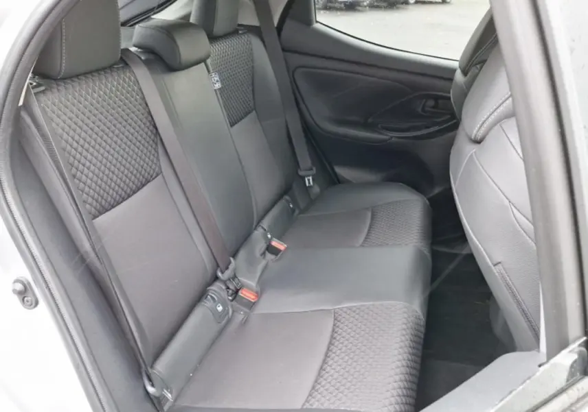 Vue intérieure côté droit des sièges arrière en tissu noir avec motifs géométriques d'une Mazda2 hybride argent 2022.