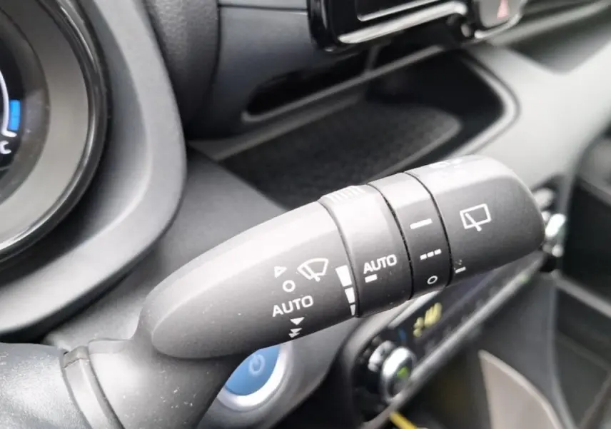 Gros plan sur la commande d'essuie-glace automatique dans l'habitacle d'une Mazda2 hybride argentée 2022.