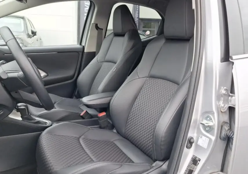 Vue intérieure côté conducteur de la Mazda2 hybride 2022 argent, sièges avant en cuir noir avec surpiqûres.