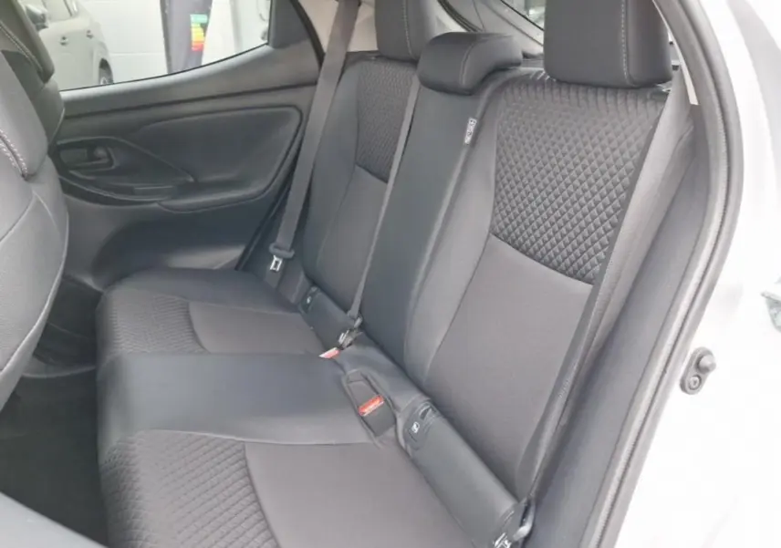 Vue intérieure du siège arrière côté droit de la Mazda2 Hybrid 2022 avec sellerie noire et détails matelassés.