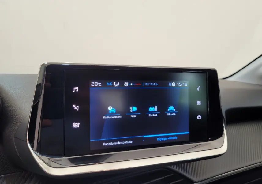 Écran tactile central de la Peugeot 208 gris foncé, affichant les réglages de conduite et sécurité.