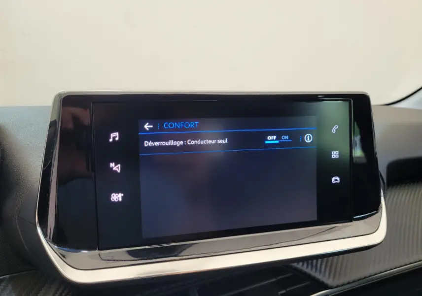 Écran tactile central de 17,8 cm affichant le menu confort dans l'habitacle d'une Peugeot 208 gris foncé.