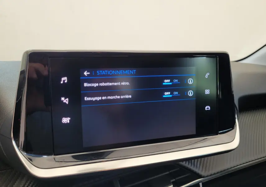 Écran tactile central de la Peugeot 208 gris foncé 2023 affichant les options de stationnement et rétroviseurs.
