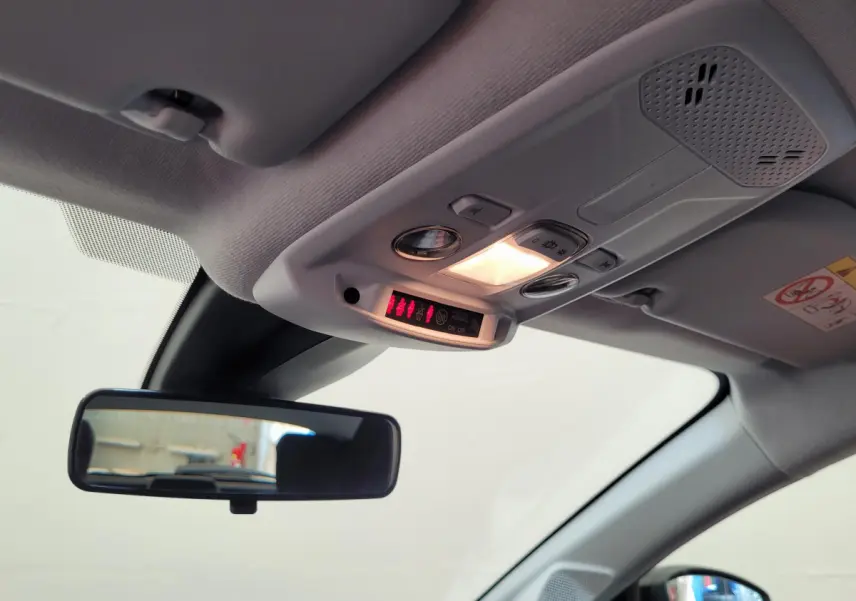 Vue intérieure du plafonnier et rétroviseur central d'une Peugeot 208 gris foncé 2023 Active Pack