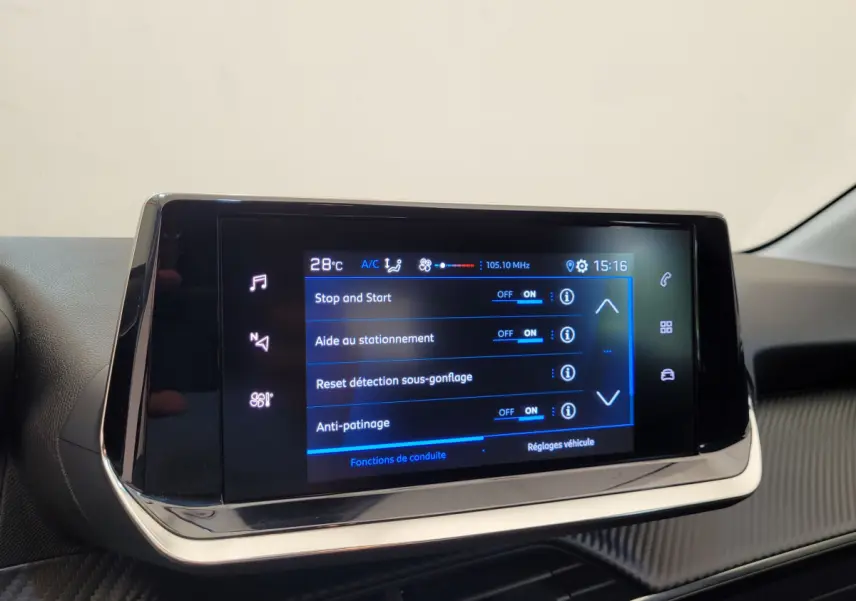 Écran tactile central de 7 pouces affichant les réglages d'aide à la conduite dans un Peugeot 208 gris foncé 2023.