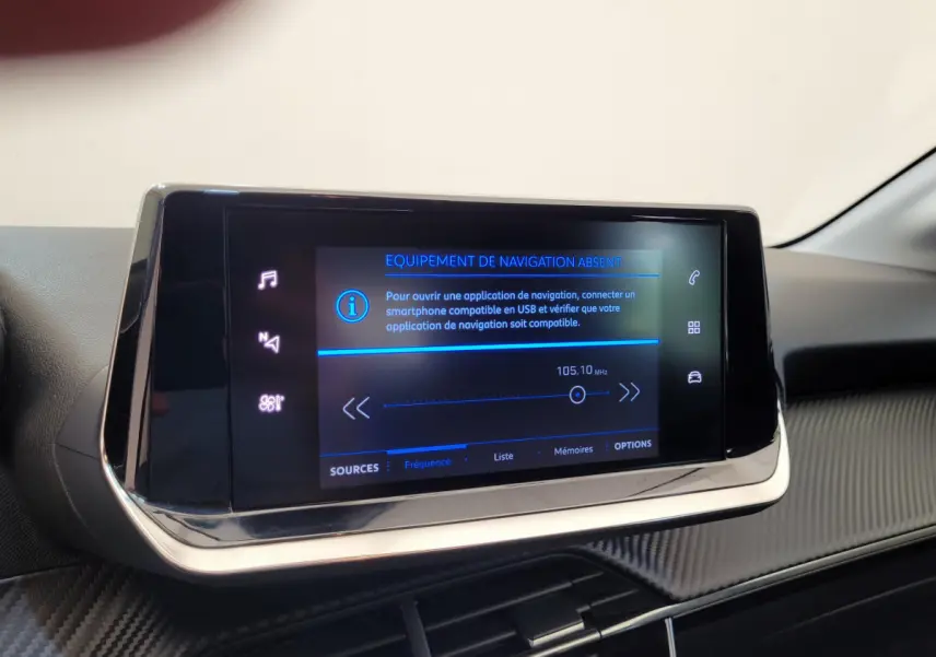 Écran tactile central allumé du tableau de bord d'une Peugeot 208 gris foncé, version BlueHDi 2023.