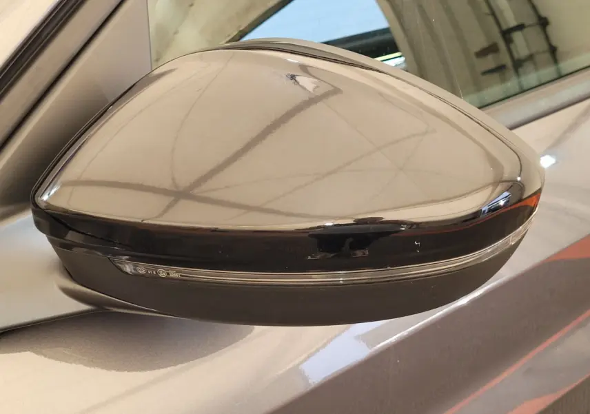 Gros plan sur le rétroviseur droit gris foncé de la Peugeot 208 BlueHDi 100 S&S Active Pack 2023 avec clignotant intégré.