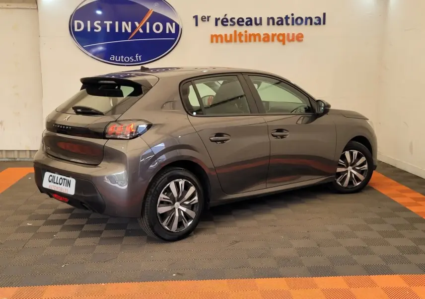 Vue 3/4 arrière droite d'une Peugeot 208 gris foncé avec feux arrière LED et jantes alliage modernes.