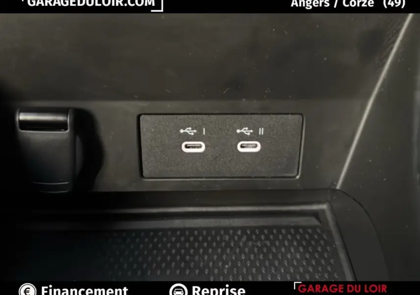 Gros plan sur les deux ports USB-C intégrés dans la console centrale du Renault Captur Techno TCe 90 gris foncé 2025.