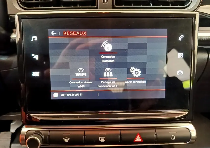 Écran tactile central de la Citroën C3 blanc, affichant les options de connexion Bluetooth et Wi-Fi, vue de face rapprochée.