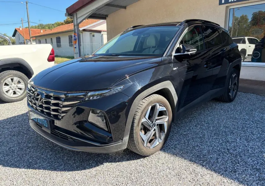 Hyundai Tucson noir en 3/4 avant droit, avec calandre distinctive et jantes alliage modernes.