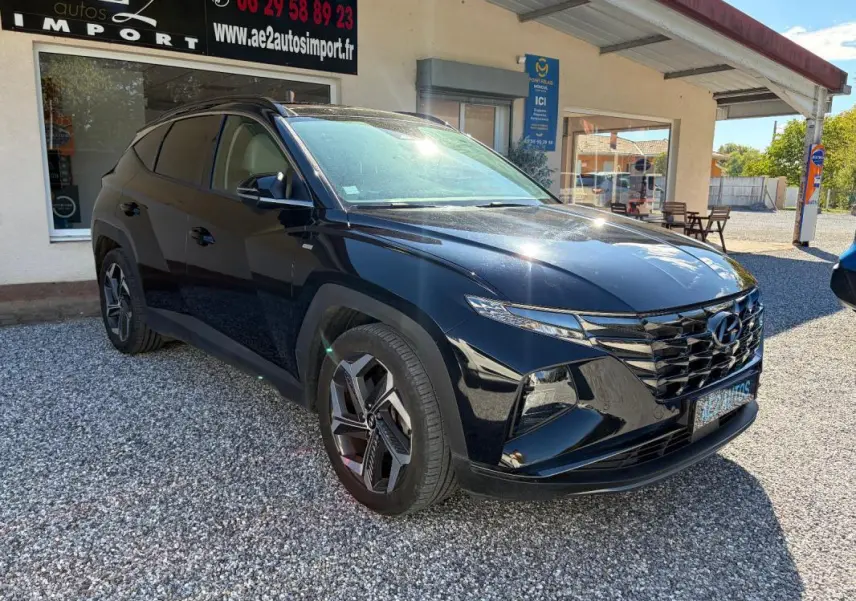 Hyundai Tucson noir 2022 en 3/4 avant droit, avec calandre imposante et jantes au design moderne.