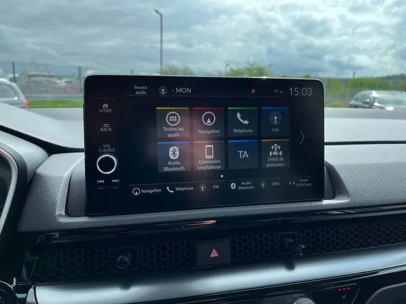 Écran tactile central du tableau de bord du Honda CR-V 2024, affichant le menu multimédia avec navigation et téléphone.