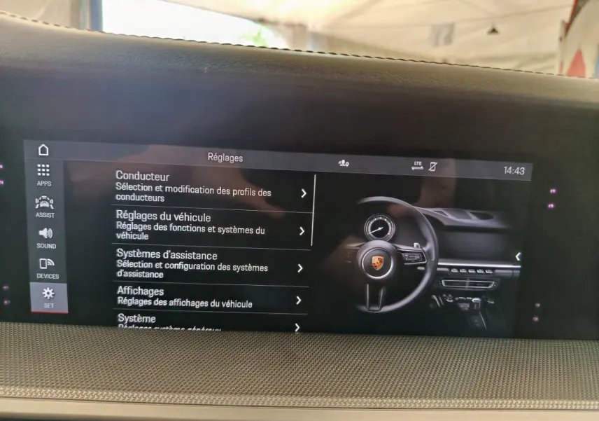 Écran tactile central affichant les réglages du véhicule dans l'habitacle d'une Porsche 911 Carrera 4S Coupé gris foncé.