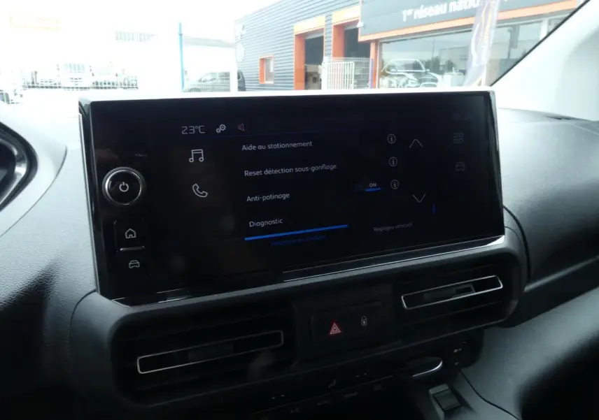 Écran tactile 10 pouces du tableau de bord du Peugeot Partner XL blanc, affichant les aides à la conduite.