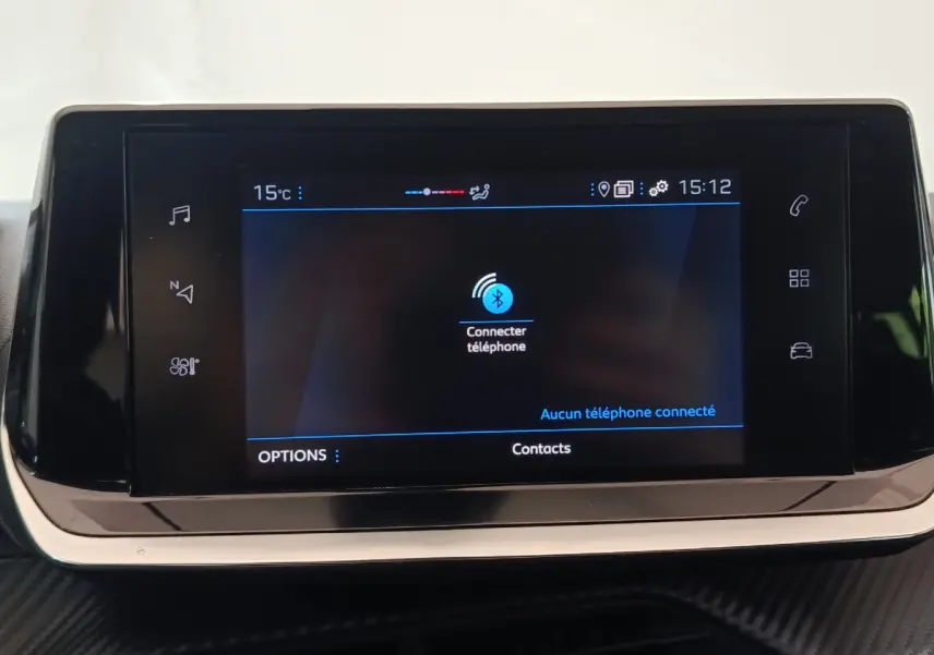 Écran tactile central de 7 pouces du tableau de bord de la Peugeot 208 blanche, affichant la connexion Bluetooth.