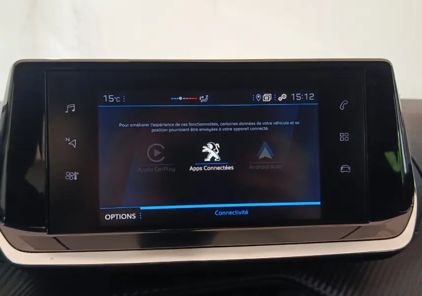 Écran tactile central de la Peugeot 208 blanc affichant les options Apple CarPlay et Android Auto en intérieur.